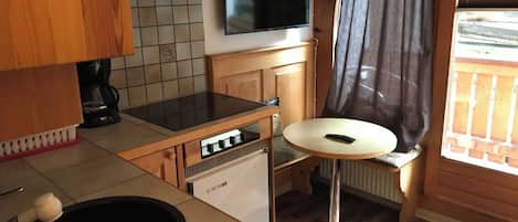 Geladeira, talheres/pratos/utensílios de cozinha
