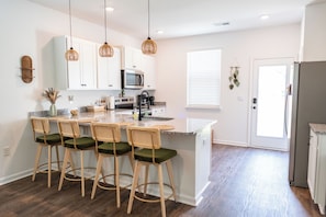 Microwave, oven, stovetop, dishwasher - 3-bedroom house in fabulous Summerton next to lake (Summerton)