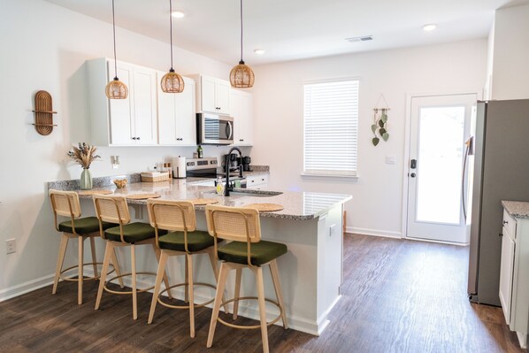 Microwave, oven, stovetop, dishwasher - 3-bedroom house in fabulous Summerton next to lake (Summerton)