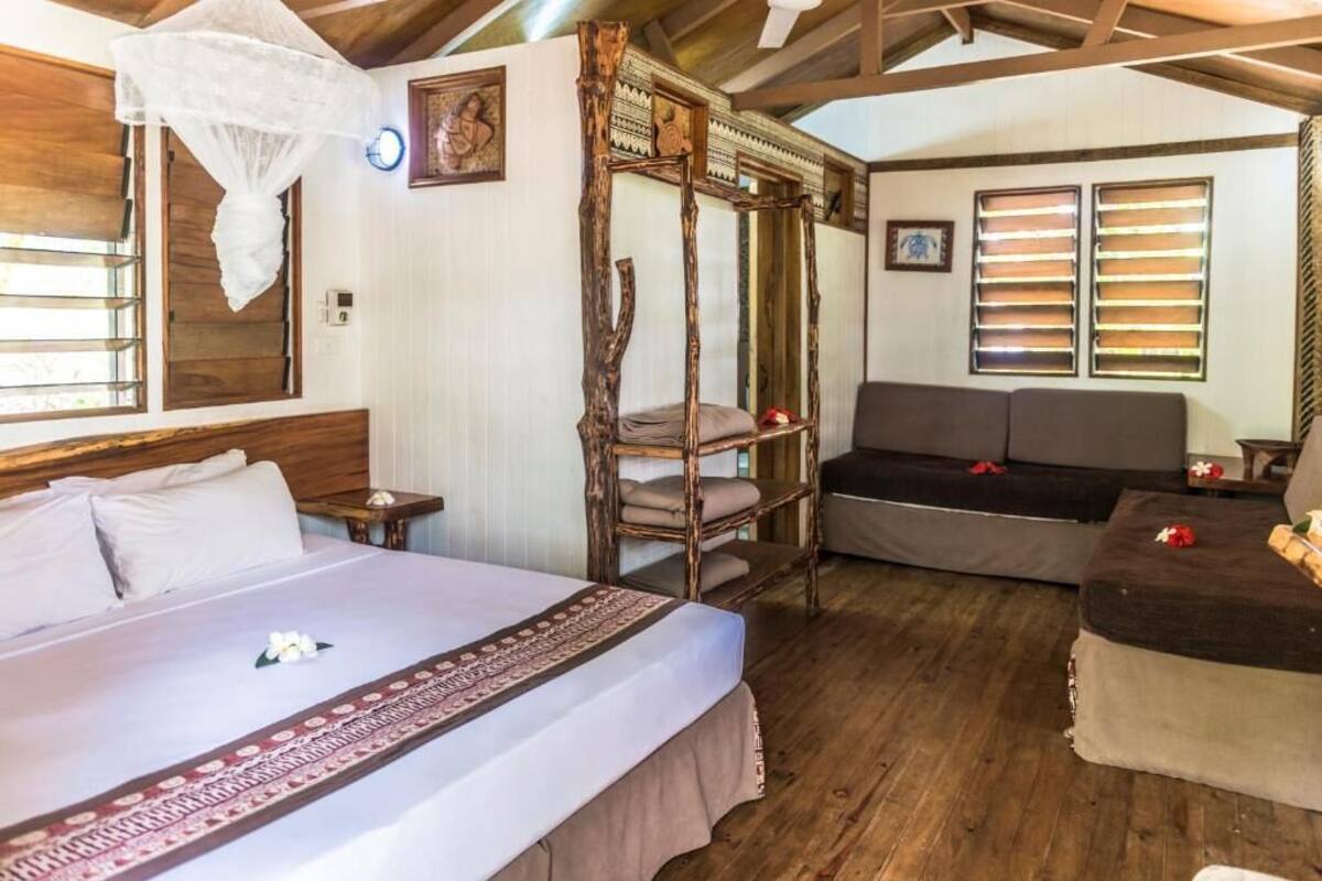 Ein Zimmer mit einem Bett, einer Bank und einer Tagesliege.
