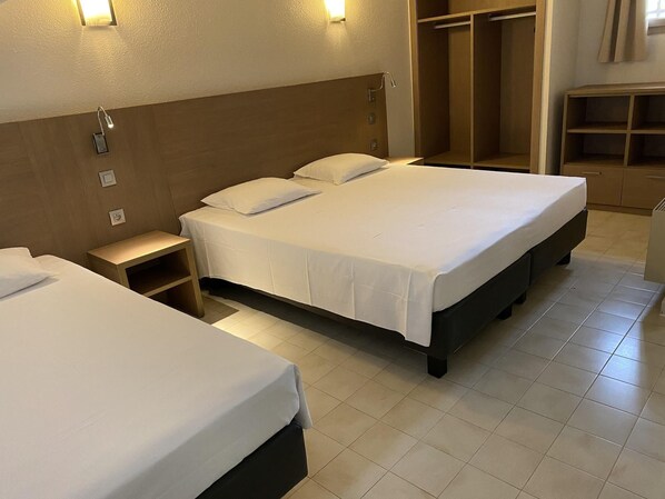 A hotel room with two beds, a wardrobe, and a small bedside table. - Paese Serenu (Porto-Vecchio)