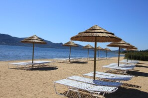 A beach with sun loungers and thatched umbrellas. - Paese Serenu (Porto-Vecchio)