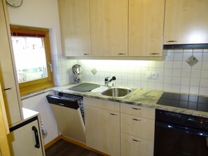Kühlschrank, Mikrowelle, Ofen, Geschirrspüler