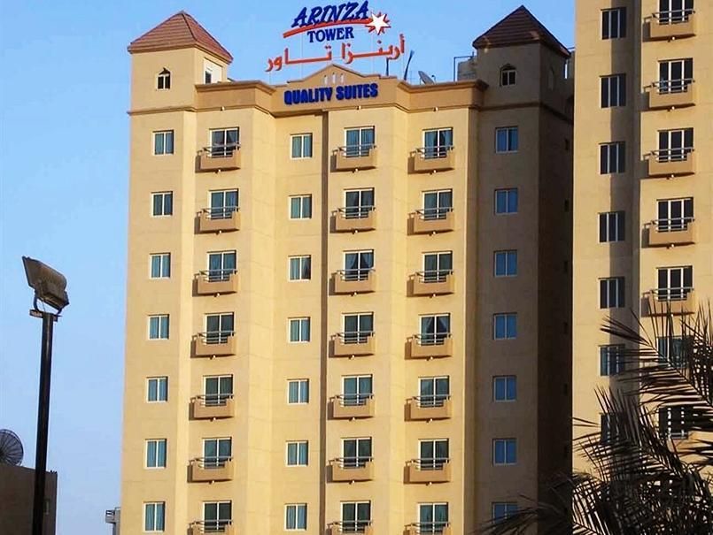 Een meerlaags gebouw met balkons, aangeduid met 'ARONZA TOWER' en 'QUALITY SUITES'.