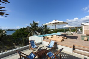 A rooftop terrace with lounge chairs, a pool, and a view of the ocean. - Veranda Tamarin Hotel & Spa (Tamarin)