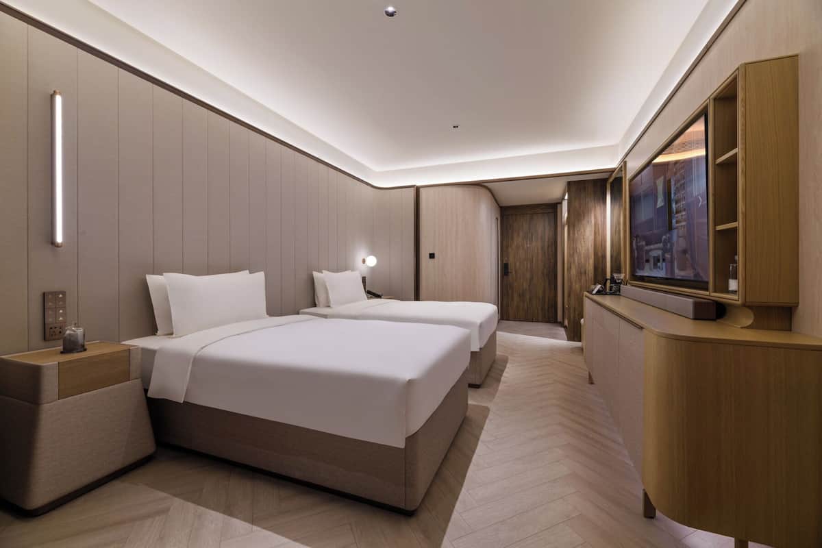 Basic Twin Room | Premium bedding, free minibar, desk, laptop workspace
