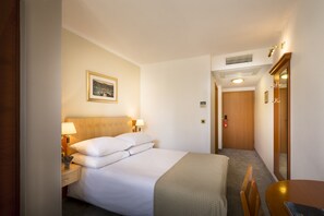 A hotel room with a bed, bedside table, lamp, and a framed picture on the wall. - Sunny Baška Residence (Baska)