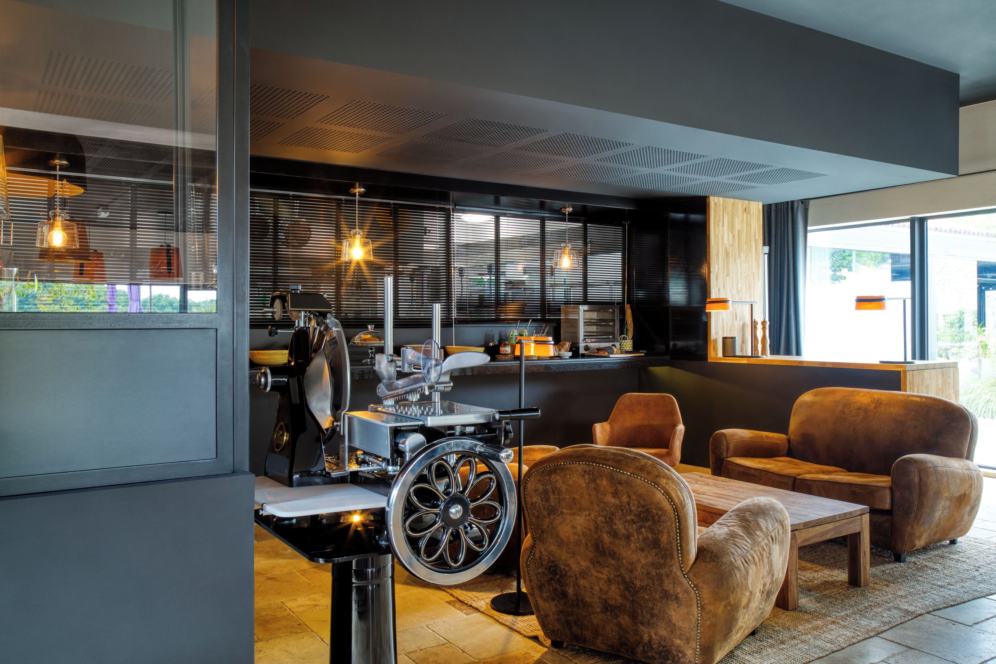 Un interior moderno con una zona de cocina, asientos y ventanas amplias.