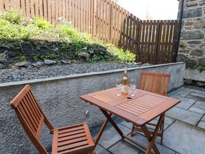 Outdoor dining - POST COTTAGE, romantic, country holiday cottage in Arisaig (Arisaig)