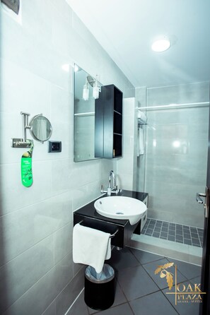 Ein modernes Badezimmer mit Waschbecken, Spiegel und Dusche.