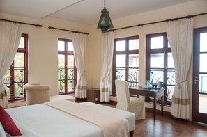 A hotel room with a bed, a desk, and a chair. - Sun Africa Beach Resort (Mombasa)