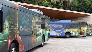 Duas carrinhas publicitárias de resorts em Rio Quente.
