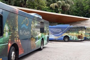 Two buses with advertisements for Rio Quente resorts. - Rio Quente Resorts Refugio Grand Premium (Rio Quente)
