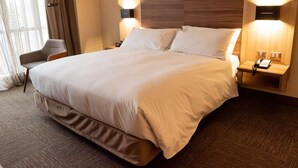 A large bed with two bedside tables, each with a phone and lamp. - Mercure Concepcion (Concepción)