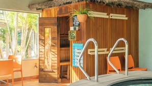 A wooden spa area with a pool, a hot tub, and a sign indicating a 15-minute wait for the hot tub. - Quality Hotel Ballina (Ballina)