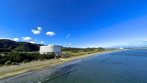 A coastal hotel with a beachfront view, a large building, and a clear sky. - ANA Holiday Inn Resort Miyazaki (Miyazaki)