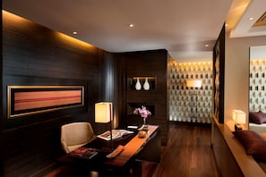Un moderno vestíbulo de hotel con mostrador de recepción, zona de estar y paneles decorativos en la pared.