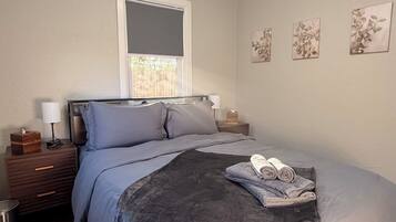 2 bedrooms, iron/ironing board, internet, bed sheets