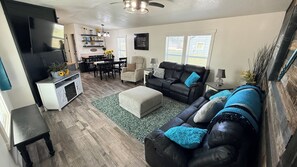 Living area - Marvelous 3-bedroom cabin with AC in Garden City (Garden City)