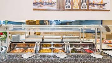 Un buffet con diverse opzioni gastronomiche, una vetrina e una parete con opere d'arte incorniciate.