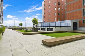 Outdoor dining - Stylish Apartment 130m to Int Conference Centre (Auckland CBD)