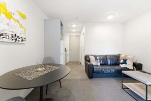 TV - Stylish Apartment 130m to Int Conference Centre (Auckland CBD)