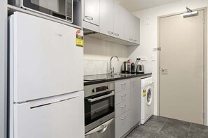 Fridge, microwave, oven, stovetop - Stylish Apartment 130m to Int Conference Centre (Auckland CBD)