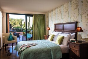 Une chambre d’hôtel avec un lit, une chaise, une table et une vue sur l’extérieur.