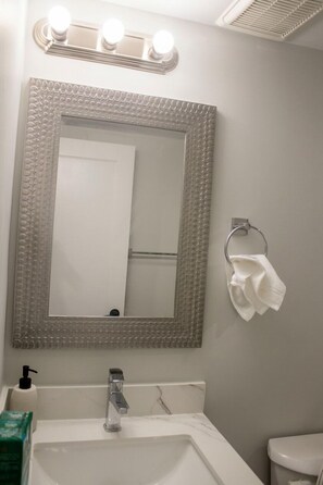 Douche, séchoir à cheveux, serviettes fournies, savon