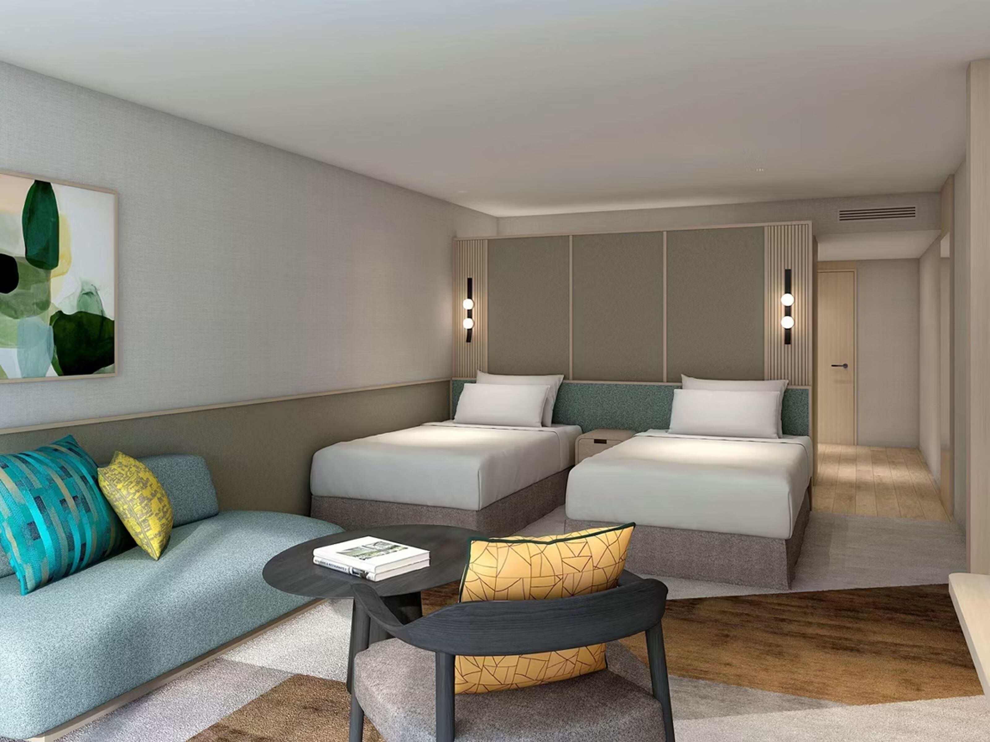 Ein modernes Hotelzimmer mit Sofa, zwei Betten, einem kleinen Tisch und einer Wandleuchte.
