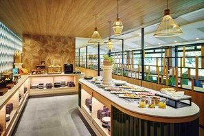 A modern breakfast buffet with a wooden ceiling and large windows. - ANA Holiday Inn Resort Karuizawa by IHG (Naganohara)