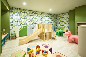 A children's play area with a slide, playpen, and various toys. - ANA Holiday Inn Resort Karuizawa by IHG (Naganohara)