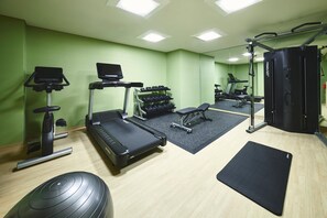 A gym with treadmills, dumbbells, a stationary bike, and a weight machine. - ANA Holiday Inn Resort Karuizawa by IHG (Naganohara)
