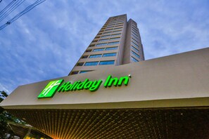 Un letrero de Holiday Inn en un edificio.