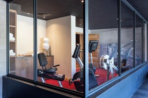 Ein Fitnessraum mit Trainingsgeräten, Laufband und Ergometer.