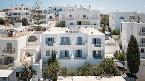 A white building with balconies and a sign that reads 'Iris riotel.' - Iris Boutique Hotel (Paros)