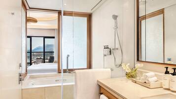 Ein modernes Badezimmer mit Badewanne, Dusche und Waschtisch.