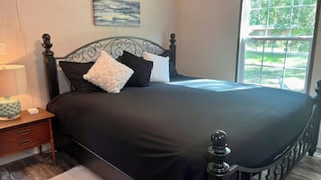 2 bedrooms, iron/ironing board, free WiFi, bed sheets