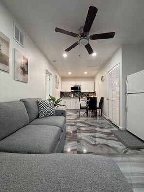 Smart TV - “Vegas Oasis Retreat • 1GB WiFi • Private Patio • Free Parking”Snacks!!!! (Las Vegas)
