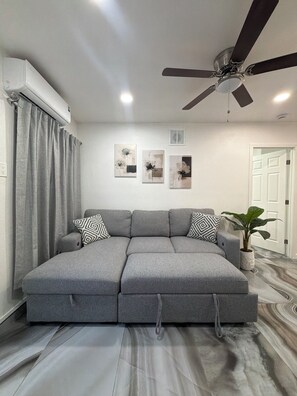 Smart TV - “Vegas Oasis Retreat • 1GB WiFi • Private Patio • Free Parking”Snacks!!!! (Las Vegas)