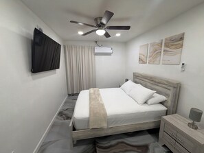 Room - “Vegas Oasis Retreat • 1GB WiFi • Private Patio • Free Parking”Snacks!!!! (Las Vegas)