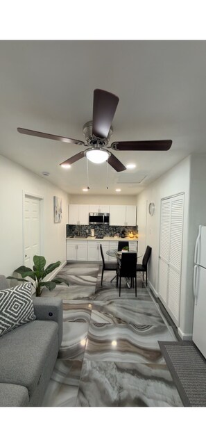 Living area - “Vegas Oasis Retreat • 1GB WiFi • Private Patio • Free Parking”Snacks!!!! (Las Vegas)