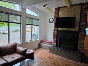 Living area - Buddha's Bunk House across from the Clearlake Oaks Boat Launch (Clearlake Oaks)