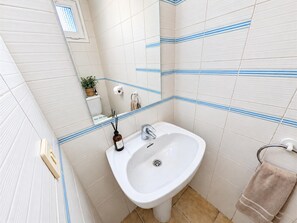 A bathroom with a white sink, a towel rack, and a mirror. - Apartment next to the Beach in Roses, Costa Brava! 2 Bedrooms, Sea Views, Free Wi-Fi. Book now! (Roses)