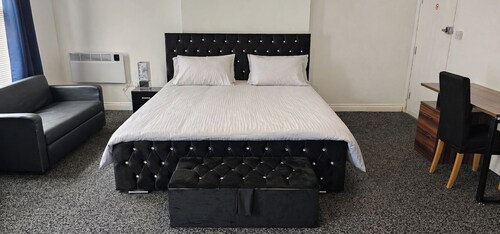 Cozy Studio in Oldbury with Extra Beds