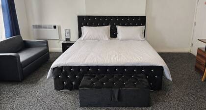 Cozy Studio in Oldbury with Extra Beds