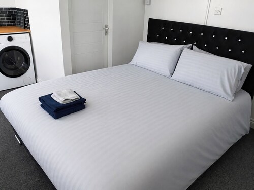 Studio Sleeps 2 with Parking