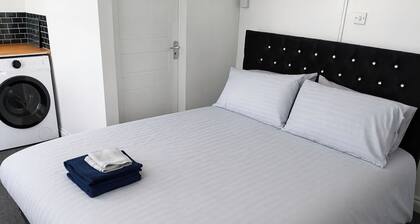 Studio Sleeps 2 with Parking