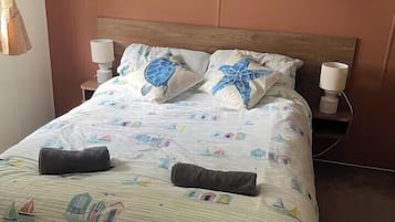 2 bedrooms, iron/ironing board, bed sheets