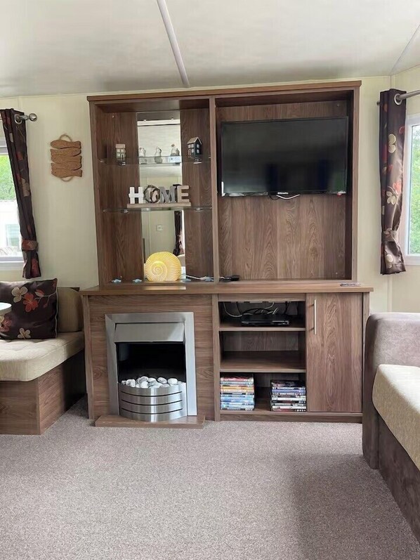 TV, fireplace